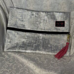 NWOT Metallic Silver Makeup Junkie Size Large w/ Black Lining Travel Gift